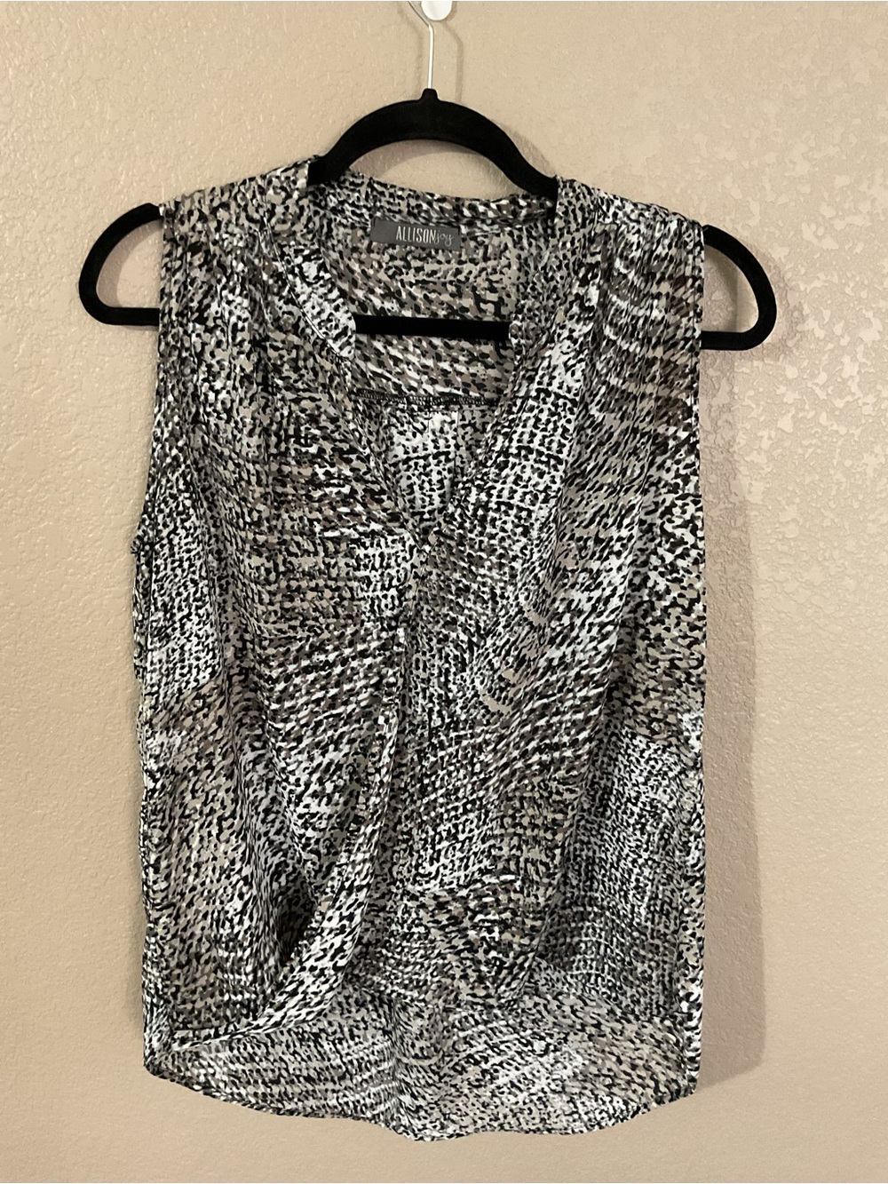 Allison Joy Black & White Twist-Front V-Neck Sleeveless Blouse